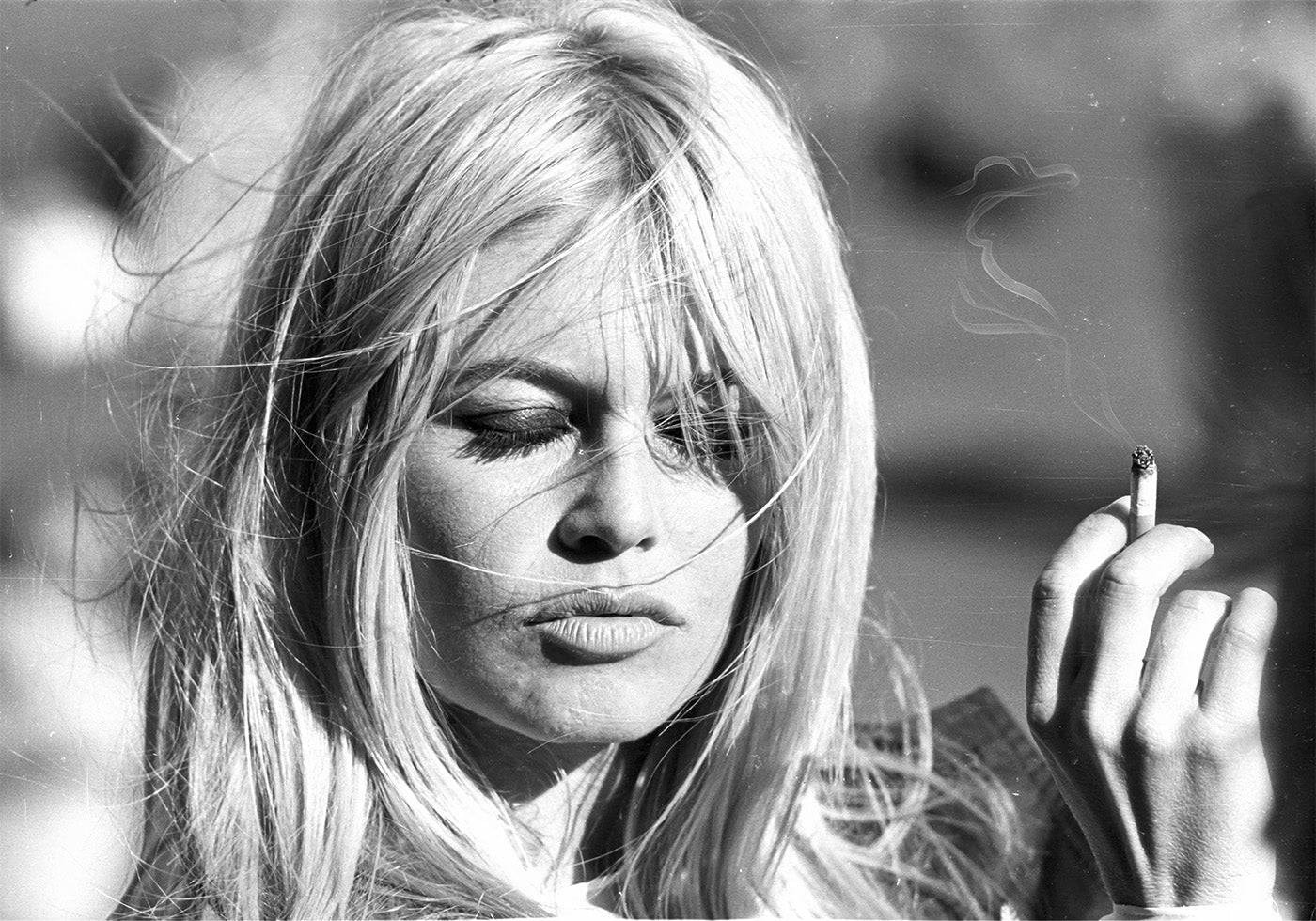 Brigitte Bardot With Cigarette On Wind Plakat