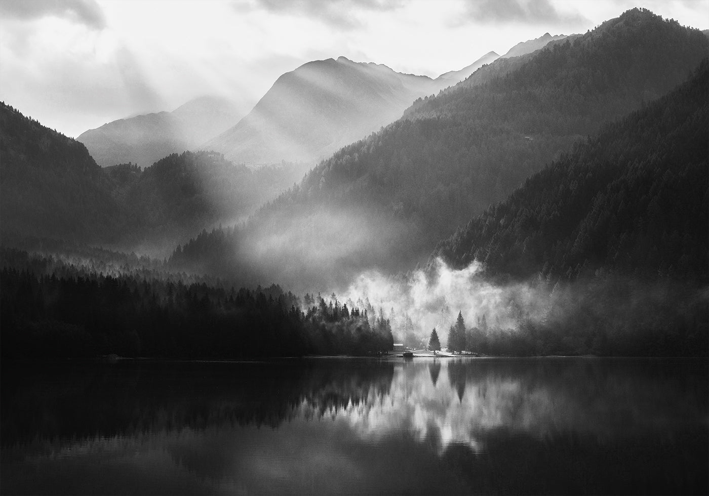 Foggy Shore of A Mountain Lake Plakat