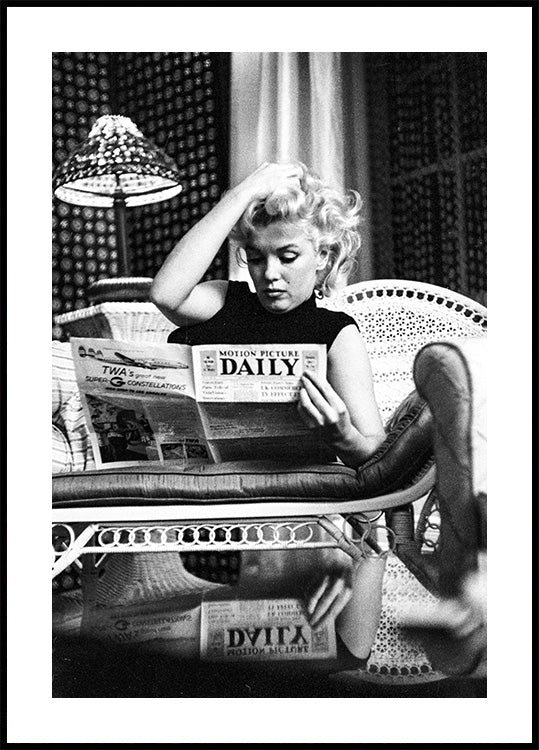 Marilyn Monroe Reading Newspapers Plakat