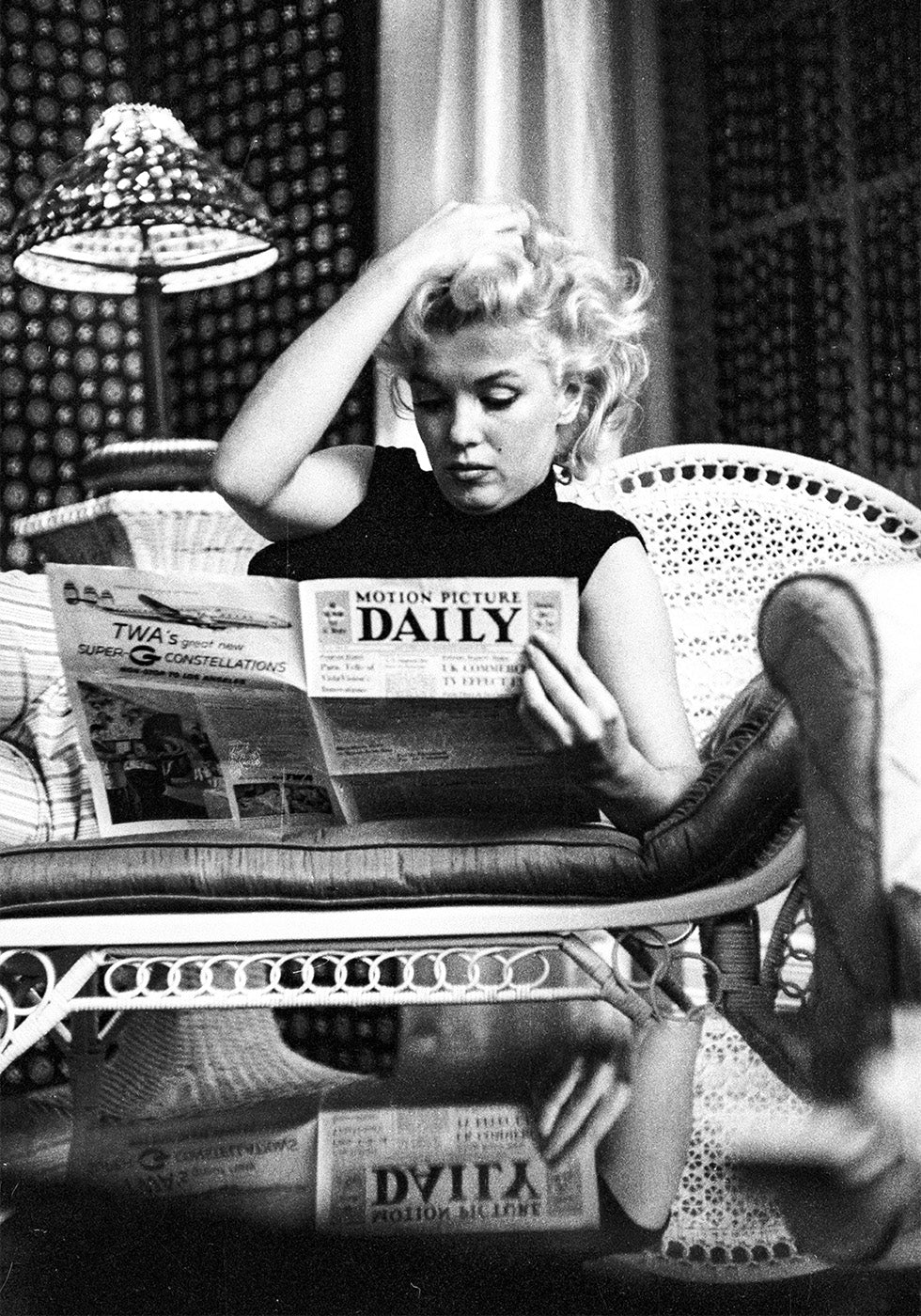 Marilyn Monroe Reading Newspapers Plakat