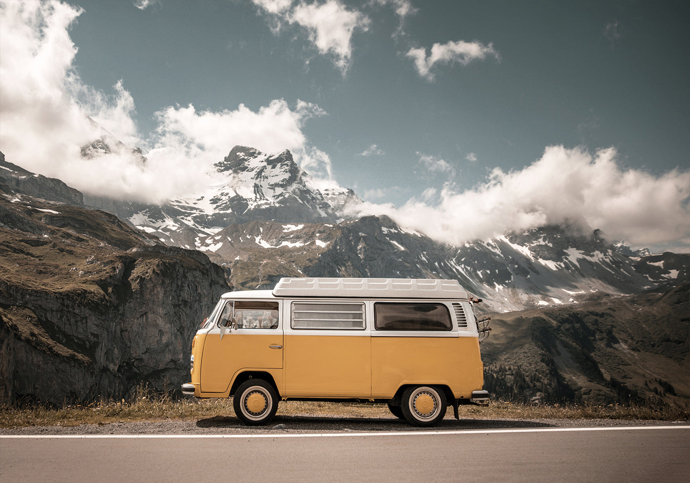 Yellow Van Against Of Mountains Plakat